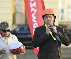 Rośnie liczba wypadków z udziałem hulajnóg. Radni Mazowsza apelują do dzieci i młodzieży: „Noście kaski i odblaski!”