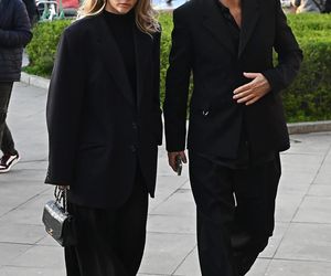 Kuba Wojewódzki z partnerką  na premierze Hamleta