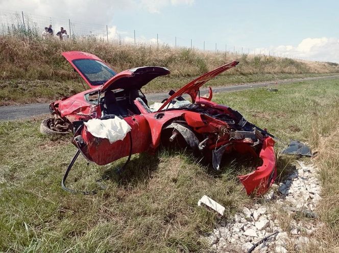 Porsche dachowało przy S19. Dwie osoby ranne