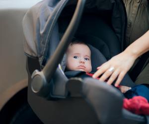 Tego nigdy nie rób z fotelikiem samochodowym! Wypadki zdarzają się też poza autem