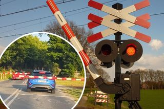 Dramatyczne chwile na przejeździe kolejowym w Kujawsko-Pomorskiem. Pociąg przejechał tuż przed maską osobówki