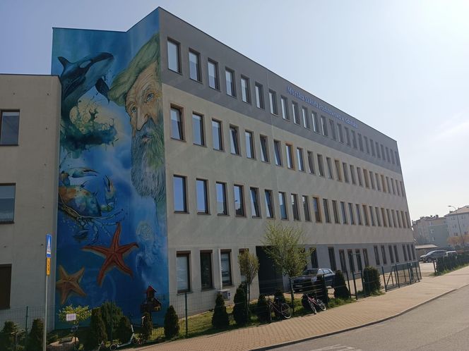 Mural z Aleksandrem Dobą na ścianie Morskiej Szkoły Podstawowej na gdańskim Ujeścisku