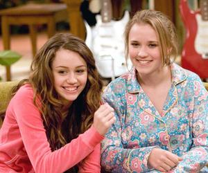 Emily Osment była gwiazdą Hannah Montana. Jak dziś wygląda serialowa przyjaciółka Miley Cyrus?
