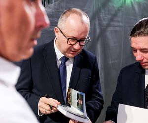 Konwencja KO w Gliwicach. Tusk, Trzaskowski, Protest związkowców i sprzedaż flag Polski i UE