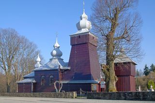 To niewielka wieś w Małopolsce. Słynie z niezwykle pięknej łemkowskiej cerkwi 