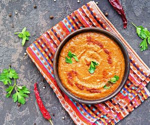 Idealna do chleba i przekąsek. Wegańska pasta z tych składników to mnóstwo smaku, aromatu i zdrowia