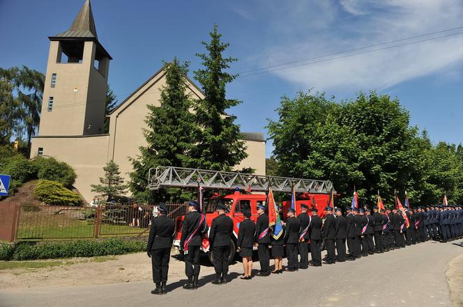 Policjant Arkadiusz zginął tragicznie.  Przez huk salwy na pogrzebie przedarł się łamiący serce szloch