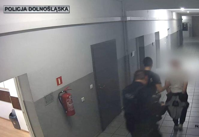 Atak na ratownika i policjantów w Lubinie. „Groził śmiercią, próbował uderzyć”