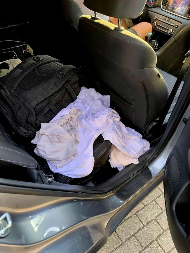 Kibole szykowali zasadzkę. Kłody drewna na drodze i sprzęt do walki w samochodach