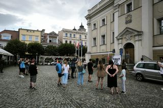 „Reagujcie, póki jest na co” – emocjonalna kontrmanifestacja pod Ratuszem w Lesznie