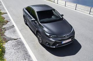 Toyota Avensis lifting 2015