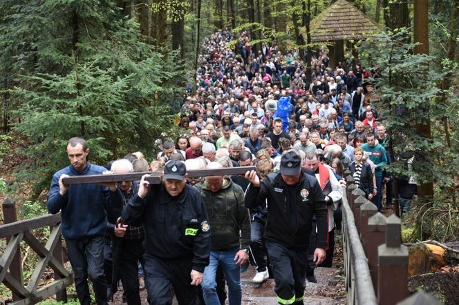 Droga krzyżowa Nowa Słupia - Święty Krzyż. 18 kwietnia 2025