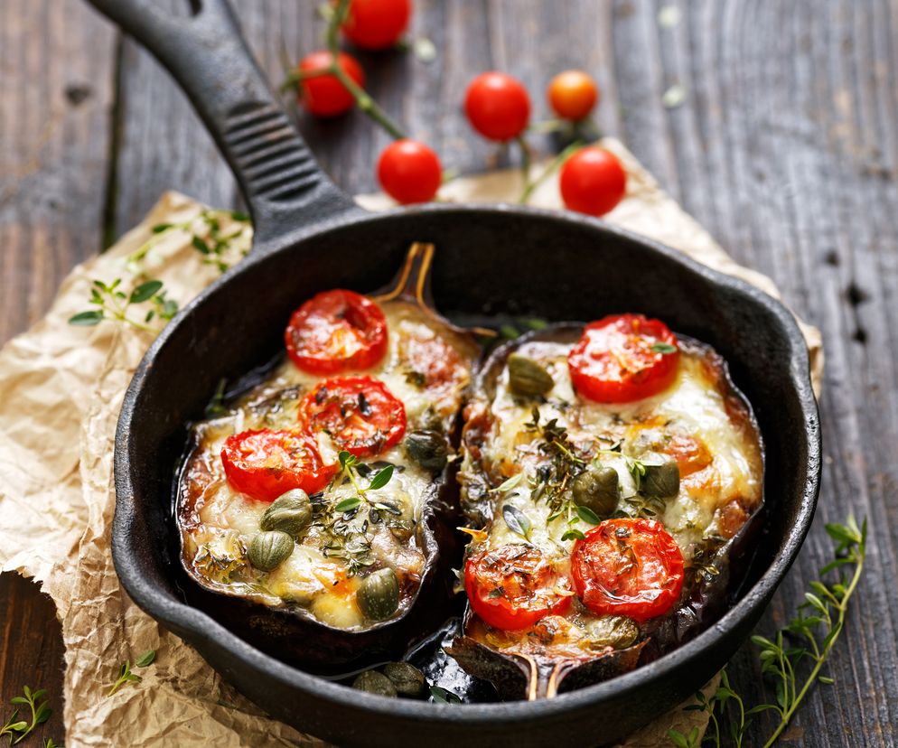 Faszerowany bakłażan dla wegetarian: przepis na bakłażana z pomidorami i mozzarellą
