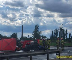 Śmiertelny wypadek pod Lowiczem. Trzy osoby nie żyje. Kobieta i dziecko sploneli w aucie