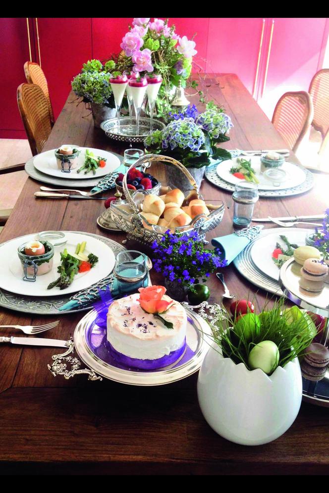 Wielkanocny stół pięknie nakryty - na blacie na bogato