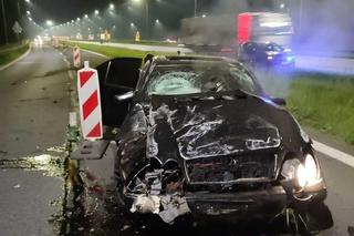 Czarnym mercedesem wjechał w policjanta! Szokujący pościg w Śląskiem