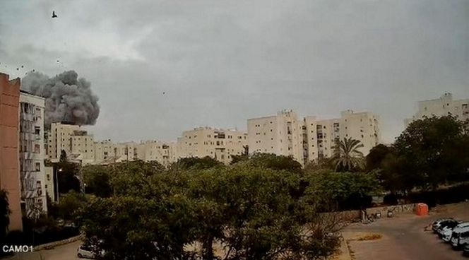 Wielki atak na Izrael! Na zdjęciach widać, jak rakieta trafia w blok