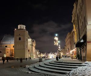 Warszawska iluminacja w śnieżny wieczór