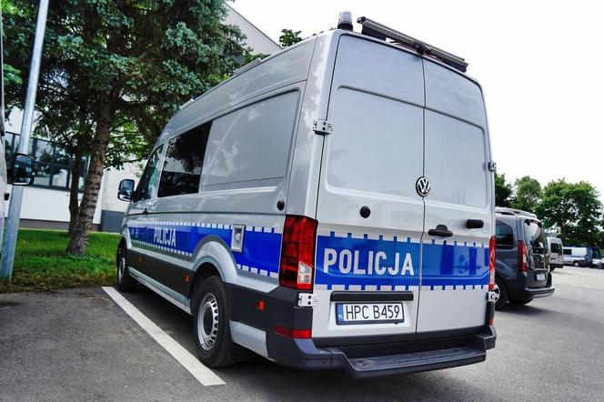 Ci dwaj mężczyźni są podejrzewani o kradzież z włamaniem. Policja pokazuje ich twarze 