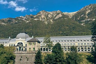  Canfranc Estación, Hiszpania. Dawny dworzec kolejowy zamienił się w luksusowy hotel