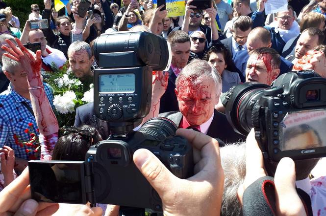 Ambasador Rosji oblany krwią. Skandal na cmentarzu żołnierzy radzieckich w Warszawie 