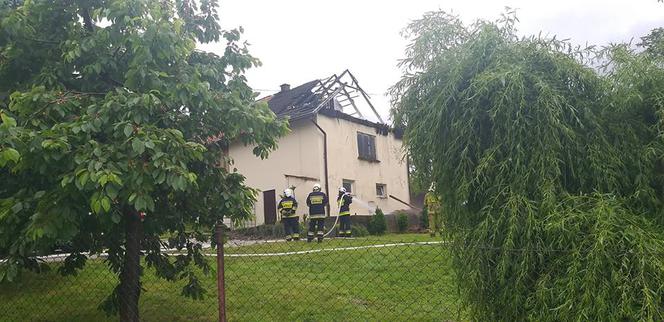 Gaboń. Piorun uderzył w dach budynku! Doszło do pożaru