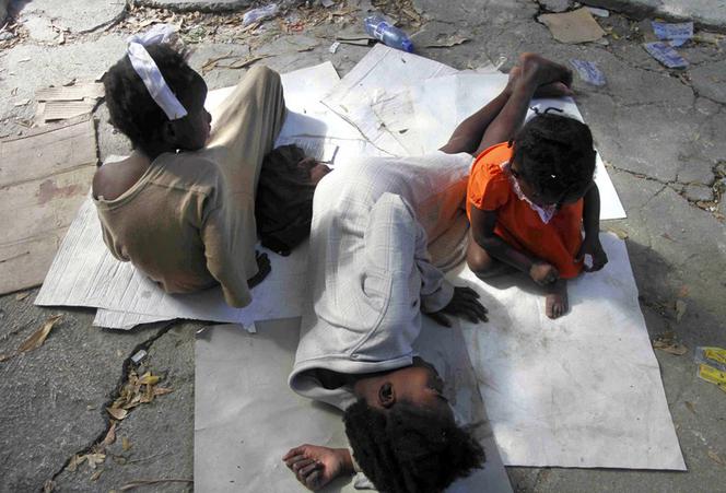 Makabra!  Trupy i sieroty na Haiti 