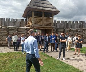 Biskupin. Wizja lokalna z uczestnikami konkursu na tamtejszy pawilon