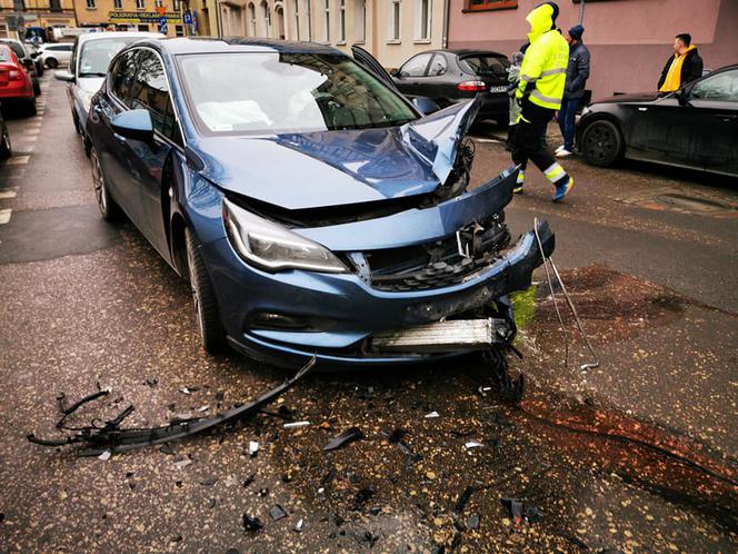 Wypadek na ul. Świętej Trójcy w Bydgoszczy. Trzy osoby są ranne [ZDJĘCIA]