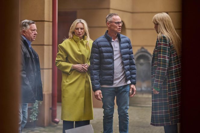 Na Wspólnej, odc 4076. Monika (Sylwia Gliwa), Damian Cieślik (Waldemar Błaszczyk), Włodek (Mieczysław Hryniewicz), Żaneta (Anna Guzik)