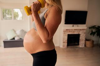 Ćwiczenia na biust w ciąży - zobacz jak dbać o piersi w ciąży
