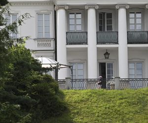 Rodzina Nawrockich przejęła Belweder: Kasia w kasku na hulajnodze, teściowe na balkonie