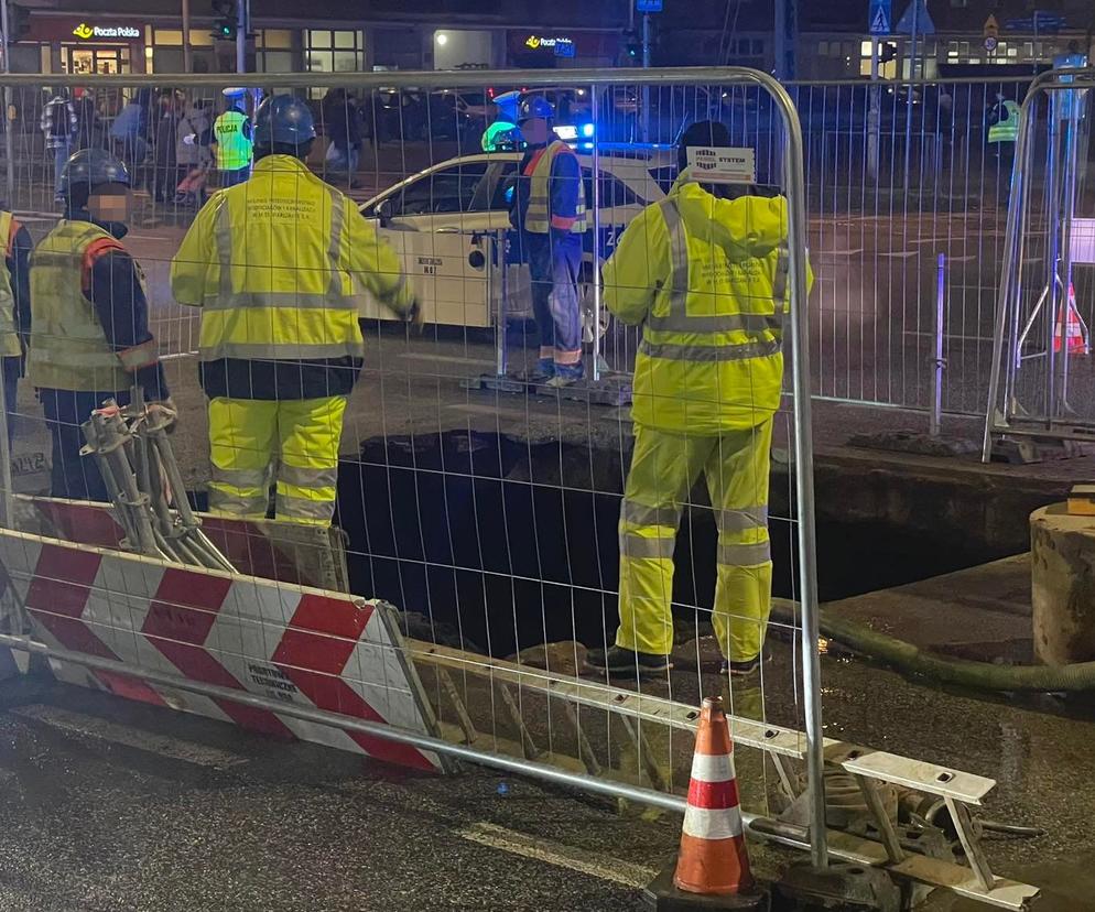Gigantyczne utrudnienia na Pradze! Woda podmyła jezdnię na Grochowskiej. Policjanci kierują ruchem	
