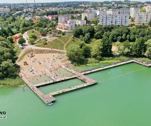 Ogromny pomost i piaszczysta plaża. To miejsce na Mazurach przyciąga tłumy turystów. Zobacz zdjęcia