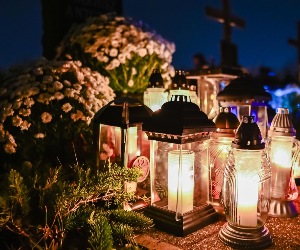 Znicze i chryzantemy na cmentarzu Łostowickim w Gdańsku podczas Dnia Wszystkich Świętych. Pamięć o zmarłych przywołuje dyskusję o wysokich opłatach za pochówki, o których przeczytasz więcej na Super Biznes.