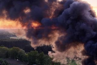 Kłęby czarnego dymu nad okolicą
