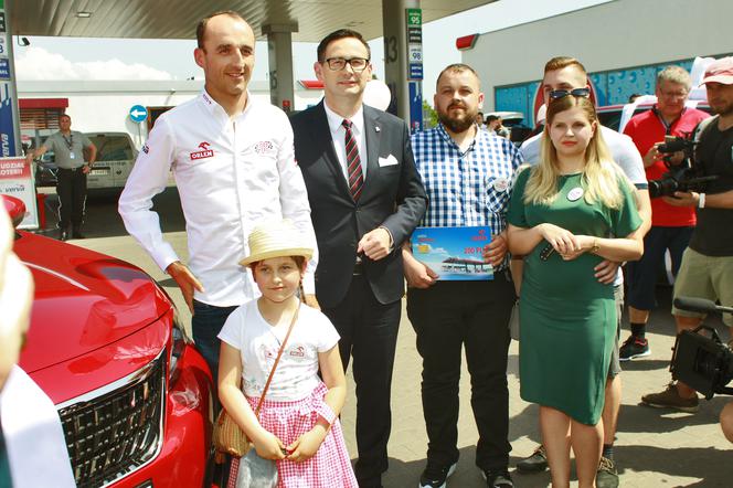 Kubica wpadł do kraju i rozdał auta