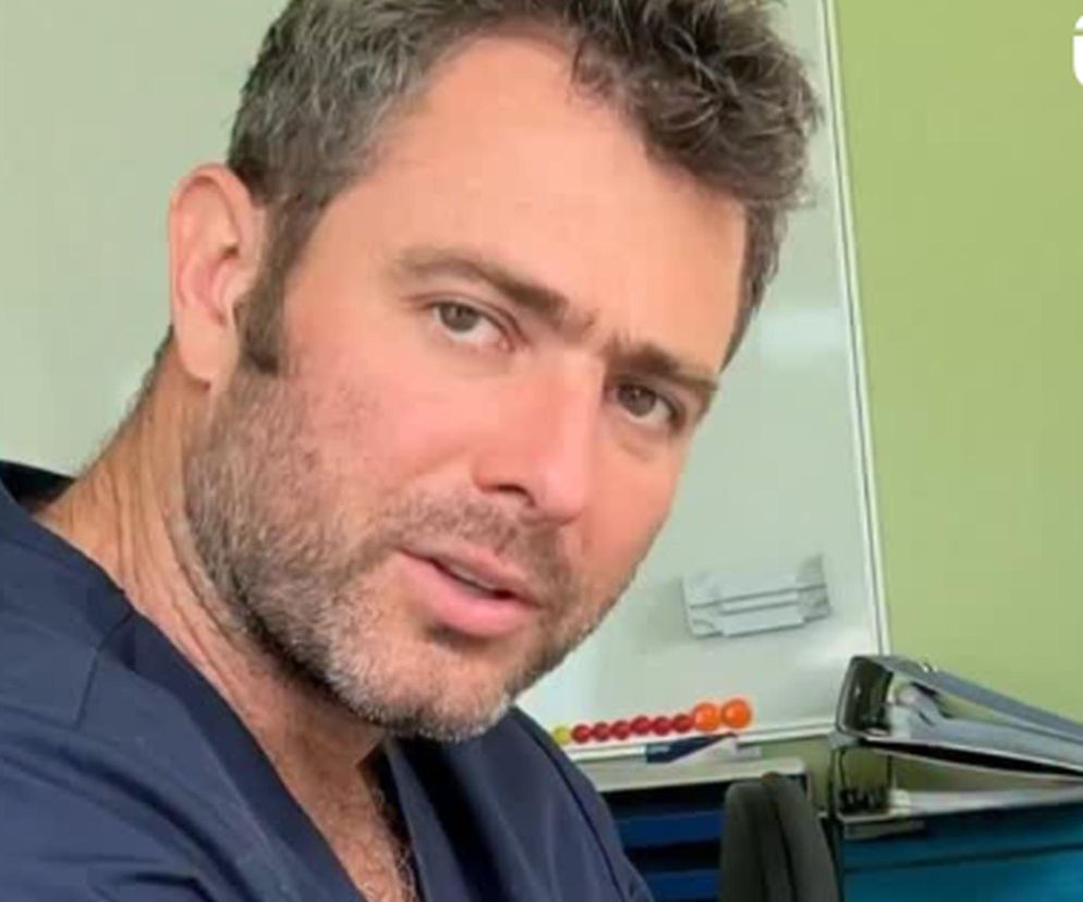 Robisz tak przy biurku? To dodatkowe obciążenie nawet o kilkadziesiąt kilo. Neurochirurg Łukasz Rakaszostrzega