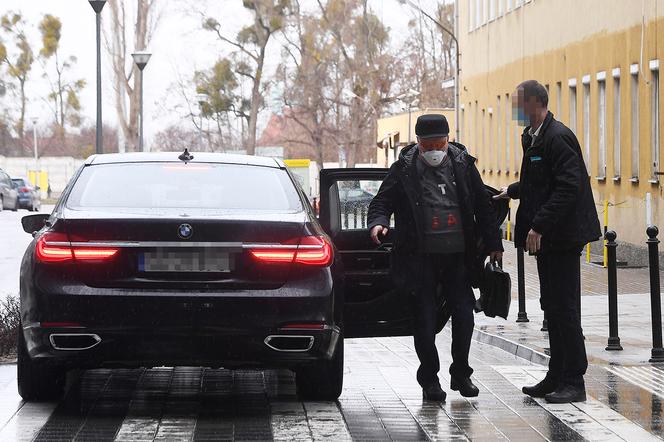 Lech Wałęsa wożony limuzyną BMW serii 7