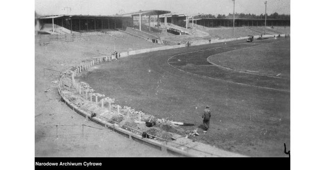 Stadion Olimpijski we Wrocławiu tuż po wojnie. To tutaj rozgrywano mecze piłki nożnej
