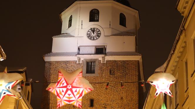 Lublin wieczorową porą. W mieście świąteczne ozdoby i hałdy śniegu. Zobacz zdjęcia!