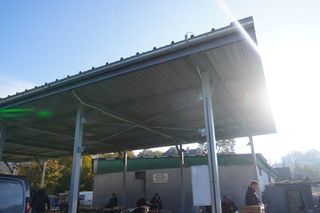 Targowisko przy ul. Grunwaldzkiej w Olsztynie zmienia się w oczach. Ruszył remont kolejnej wiaty [ZDJĘCIA]