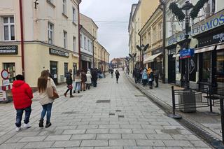 Mieszkańcy Rzeszowa ruszyli po pączki. Kolejki pod pączkarniami