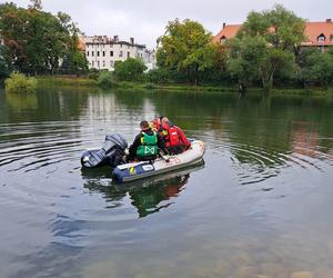 Mężczyzna wpadł do stawu i ślad po nim zaginął