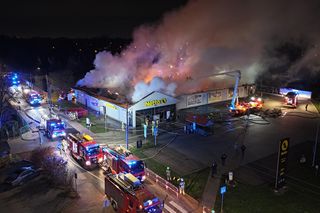 Gigantyczny pożar sklepu w Grodzisku Mazowieckim. Zawalił się dach! Ponad 15 zastępów straży walczyło z żywiołem