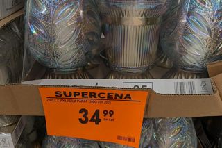 Promocje na Wszystkich Świętych w Biedronce. Wkłady do zniczy gratis