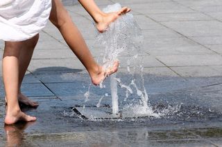Pozwalasz dziecku kąpać się w fontannie? Przeczytaj, więcej już tego nie zrobisz