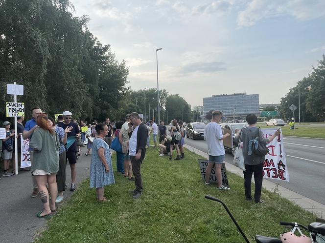 Protest mieszkańców przeciwko wycince drzew pod budowę linii tramwajowej do Mistrzejowic.