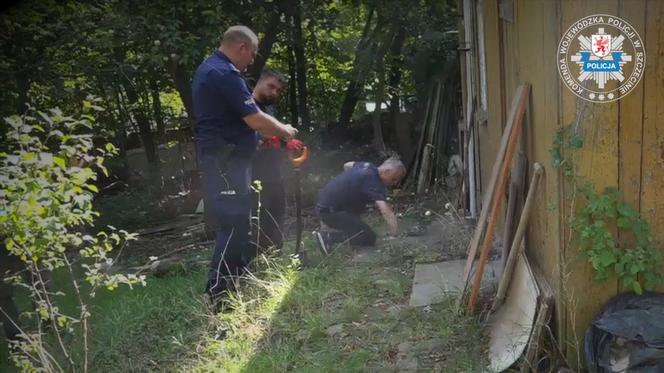 Zabytkowe płyty nagrobne w ogródku działkowym. Szczecińscy policjanci w akcji
