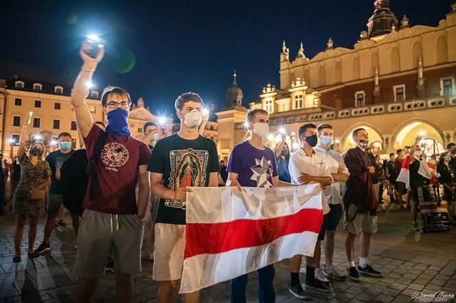 Manifestacja Białorusinów na rynku w Krakowie. "Precz z Łukaszenką!"